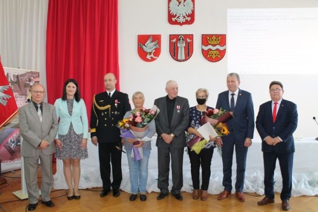 Srebrne medale „Za Zasługi dla Obronności Kraju" nadawane przez ministra obrony narodowej trafiły do rodziców z gminy Golub-Dobrzyń, których przynajmniej troje dzieci odbyło służbę w szeregach Wojska Polskiego