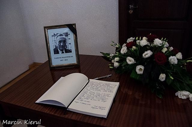 Uroczystości żałobne w dniu pogrzebu Tadeusza Mazowieckiego w Olsztynie