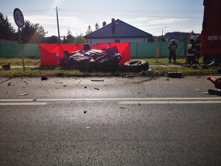 Tragiczny wypadek w Łochowicach niedaleko Bydgoszczy. Nie żyje kierowca mercedesa