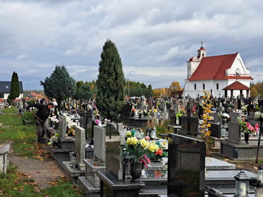 Przygotowania do Wszystkich Świętych we Włoszczowie. Wiele osób sprząta groby na cmentarzu