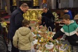Święconka w Gnieźnie. Poświęcenie pokarmów w katedrze