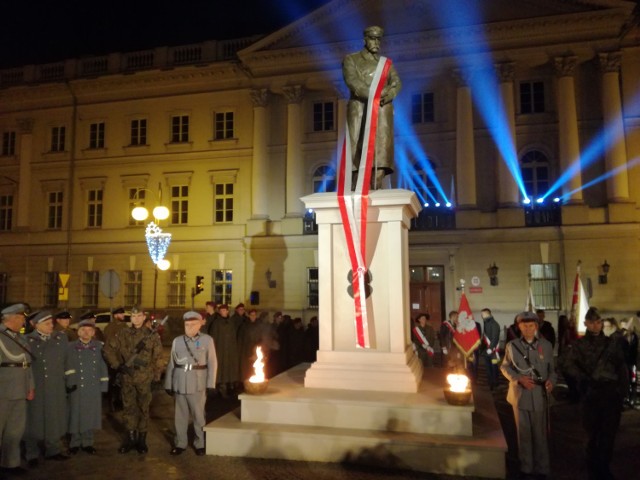 Pomnik Józefa Piłsudskiego w Kaliszu uroczyście odsłonięty