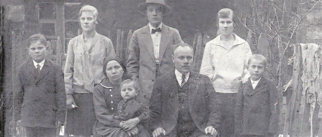 Rodzina Krzciuk w 1928 r.  W pierwszym rzędzie od lewej Jan (zmarł w wieku 17 lat), Maria z córką Marią, Wincenty i Józef (zmarł w wieku 9 lat). Za nimi stoją Zofia, Wacław i Helena