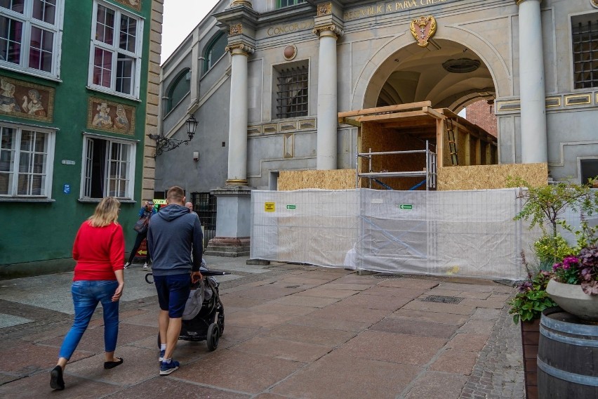 Złota Brama zastawiona ogrodzeniem. Zabytek wymagał natychmiastowego zabezpieczenia