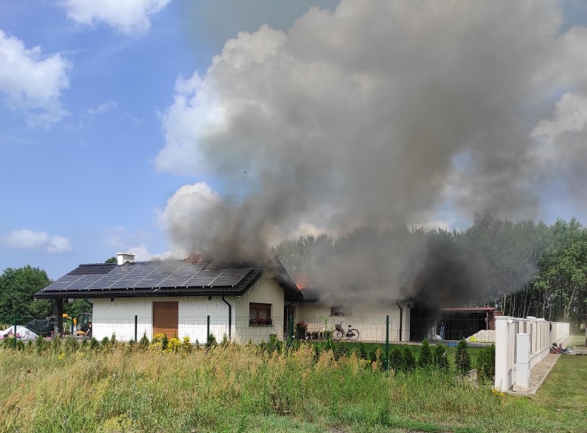 Pożar strawił dach domu jednorodzinnego w Modrzewiu