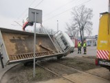 Kraków: ciężarówka przewróciła się na alei Jana Pawła II [ZDJĘCIA]