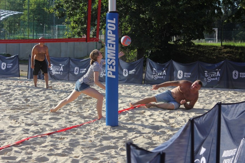 Na plaży na Stadionie Śląskim można za darmo pograć w...