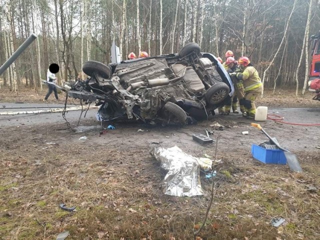 Kierowca chevroleta po uderzeniu w drzewo trafił do szpitala na obserwację.