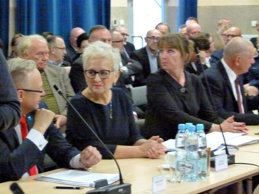 Pierwsza sesja rady  powiatu zduńskowolskiego. Wybrano zarząd i prezydium