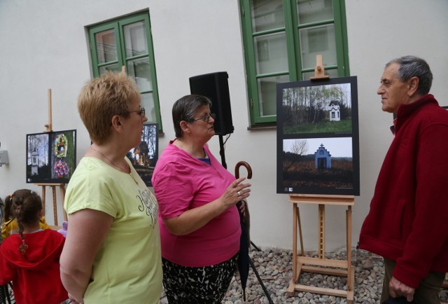 Wystawa fotograficzna "Kapliczki" w Centrum Idei ku Demokracji w Piotrkowie