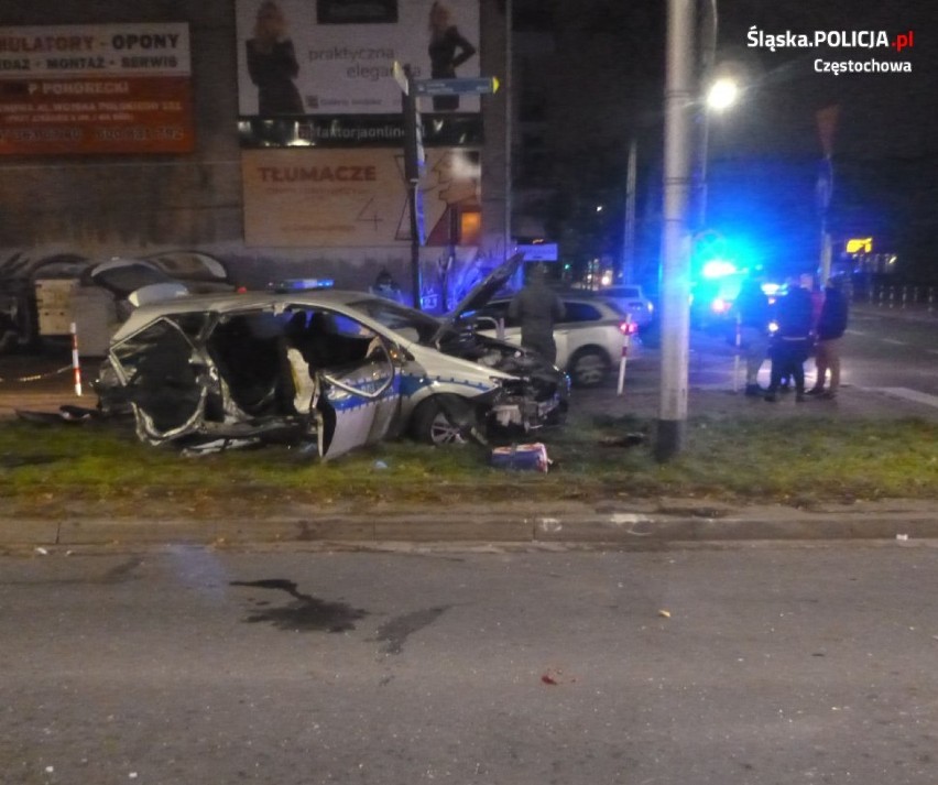 Wypadek radiowozu w Częstochowie. Pijany kierowca uciekł, ranni policjanci trafili do szpitala