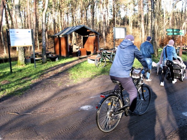 Na turystycznej przystani koło Łosina dość ruchliwie w środku bezśnieżnej zimy