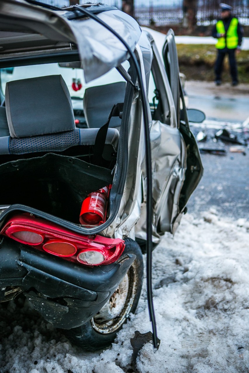 Wypadek w Kupientynie. Czołowe zderzenie dwóch samochodów