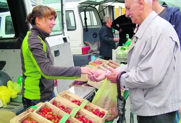 Maria Guzik codziennie handluje w Gorlicach truskawkami z rodzinnej plantacji w Sitnicy