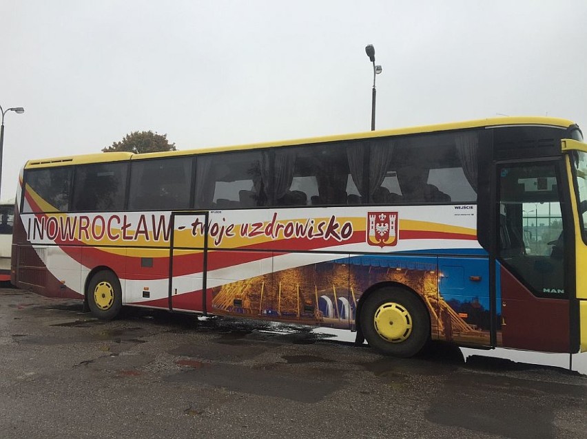 Takie reklamy na autobusach promują Inowrocław.