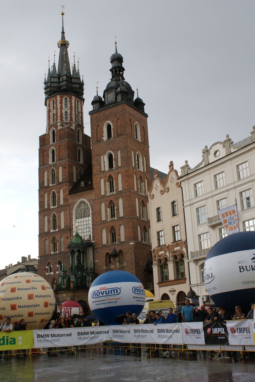 Kraków - Rynek Główny widzowie na tle kościoła Mariackiego....