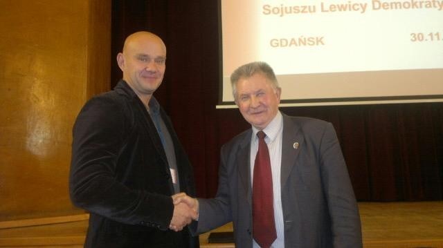 Marszałek senatu, poseł, profesor Longin Pastusiak gratuluje Marcinowi Białkowskiemu objęcia funkcji wiceprzewodniczącego powiatowych struktur SLD w Nowym Dworze Gdańskim