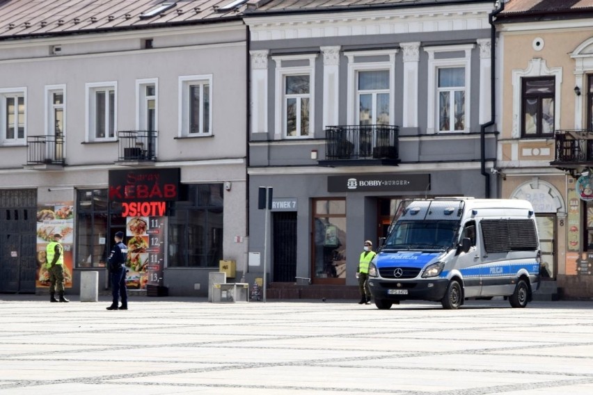 Rano w Wielki Piątek kielecki Rynek rozbrzmiewał...