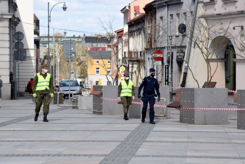 Policja w piątek na rynku w Kielcach. Apel do mieszkańców [ZDJĘCIA]
