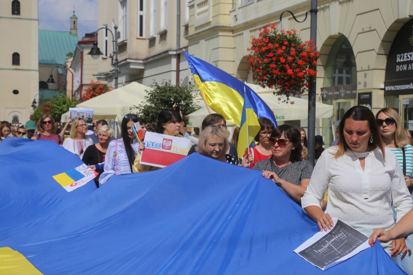 Pokojowy marsz solidarności polsko–ukraińskiej w Rzeszowie [ZDJĘCIA]