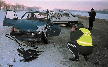 Strażacy usuwali skutki zderzenia peugeota z fordem.
Fot. Aleksander Winter