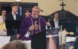 Poddębicki proboszcz ks. kanonik Wojciech Żelewski zakończył posługę w parafii. Było pożegnanie podczas uroczystej mszy ZDJĘCIA