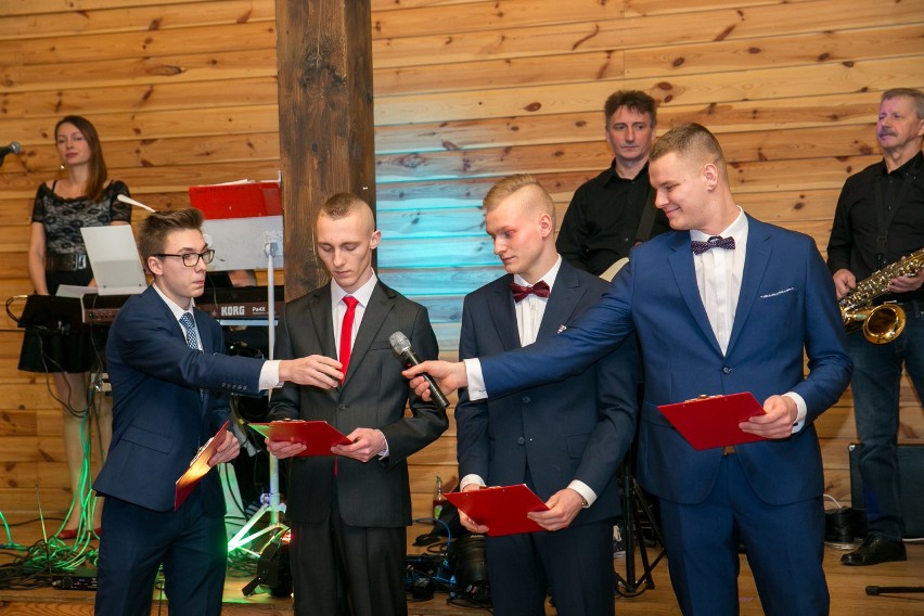 Studniówka 2018. Bal maturalny uczniów z Zespołu Szkół Elektrycznych nr 2 w Krakowie [ZDJĘCIA]