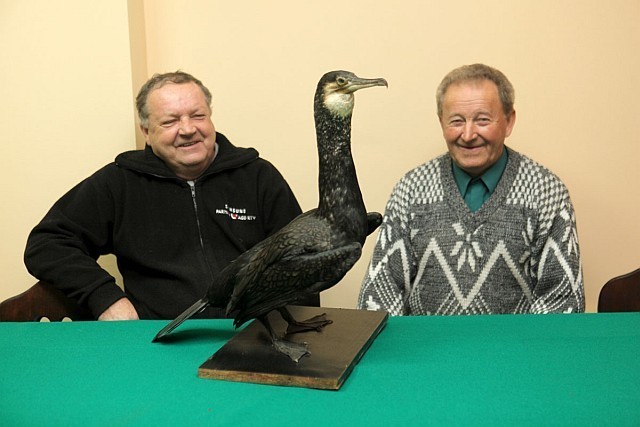 Tadeusz Jurek (z lewej) wraz innym kolegą wędkarzem przed wypchanym czarnym kormoranem