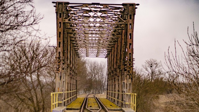 Wojskowy most kolejowy nad Notecią jest często odwiedzany przez amatorów fotografii