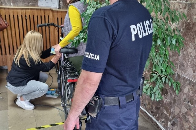 Policja we Włocławku cyklicznie przeprowadza akcję znakowania rowerów. Najbliższe zaplanowano na 30 maja i 6 czerwca 2023.