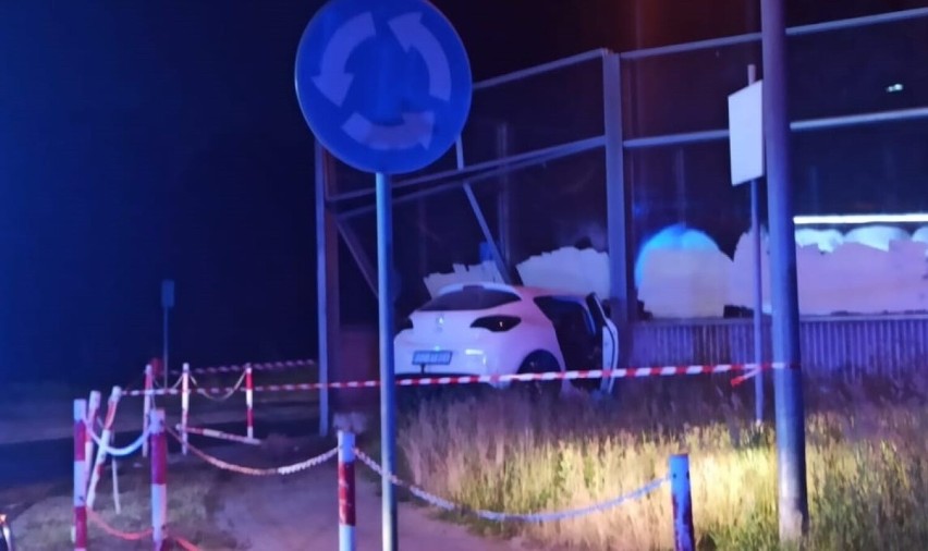 Wypadek na ulicy Brzeźnickiej w Radomsku. Pijany kierowca przejechał prosto przez rondo i uderzył w bariery