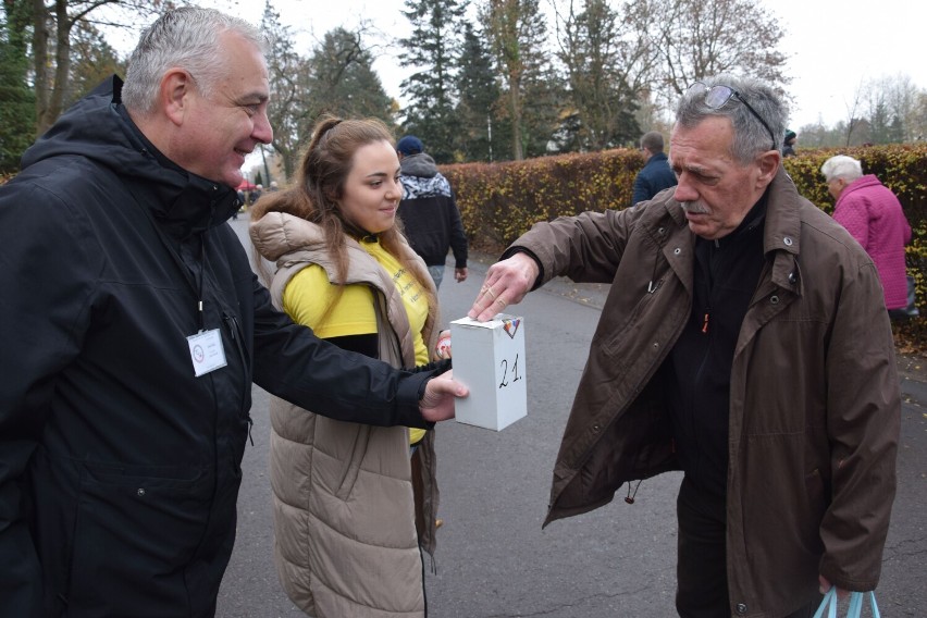 Wszystkich Świętych na cmentarzu w Szczecinku. Tłumnie odwiedzamy groby bliskich [zdjęcia]