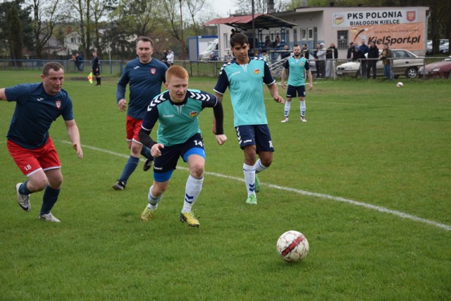 Grzegorz Grzegorski (numer 14) strzelił dla Polonii Białogon jednego gola, a mógł dwa. Niestety, jego drugą „jedenastkę” obronił bramkarz gości.