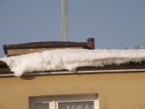 Uwaga na sople i śnieg na dachu!