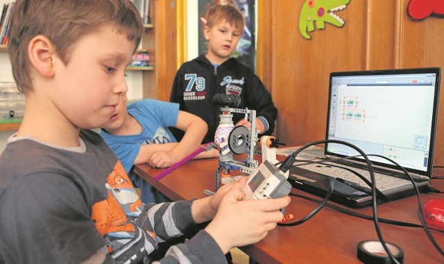 EduROBOT.pl zaprasza wszystkie dzieci w wieku 5-15 lat do swojej kameralnej przestrzeni, gdzie mogą się wykazać umiejętnościami konstruktorskimi.