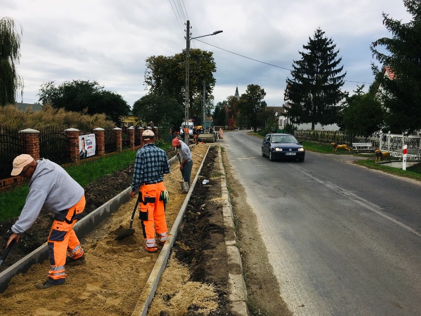 Trwa budowa chodnika w Olbrachcicach i remont drogi w Łęgoniu