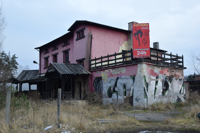 Opuszczony klub nocny w Woźnikach w powiecie lublinieckim