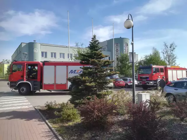 Straż pożarna pojawiła się dzisiaj pod budynkiem administracyjnym przy placu Lotników w Goleniowie