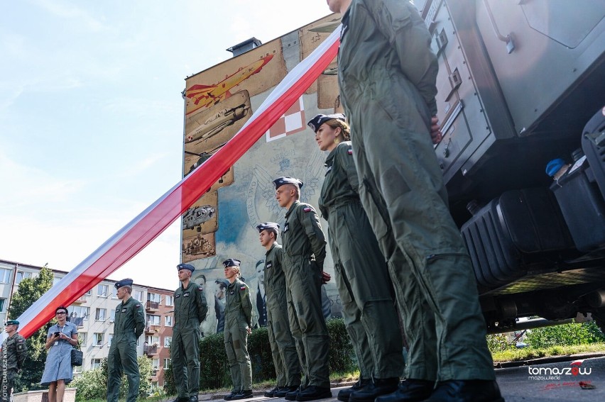 Minister Mariusz Błaszczak odsłonił mural i wziął udział w pikniku militarnym w Tomaszowie [ZDJĘCIA, FILM]