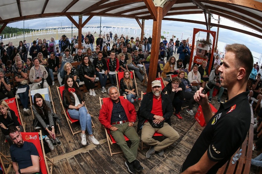 Tradycyjne, wakacyjne spotkanie siatkarzy Trefla Gdańsk z kibicami na plaży. Wojciech Grzyb zaskoczony niespodzianką