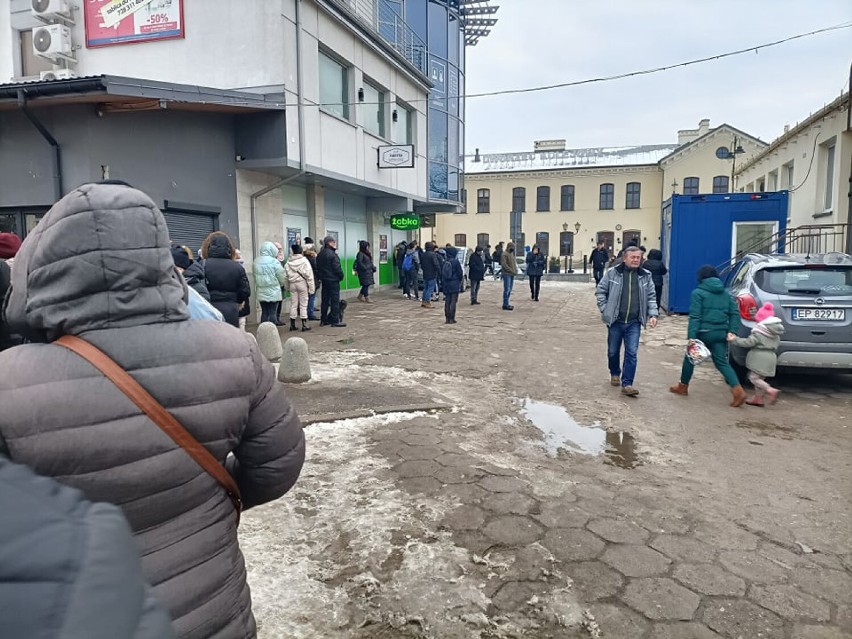 Długie kolejki przed punktem testów na covid-19 w...