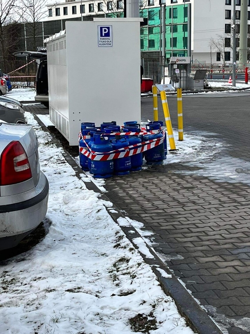 Aktualizacja. Samochód uszkodził zawór gazu na stacji paliw w Krakowie. Interweniowało kilka zastępów straży pożarnej