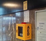 Gdzie w Gdyni znajdziemy defibrylatory? M.in. przy portierni w budynku Gdynia InfoBox i w samochodzie Straży Miejskiej 