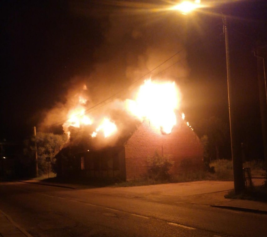 Groźny pożar w Łeknicy koło Barwic. Spłonął dom [zdjęcia]