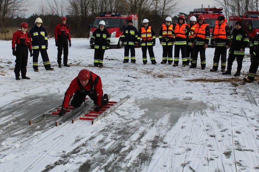 Przykona: Strażackie ćwiczenia na lodzie