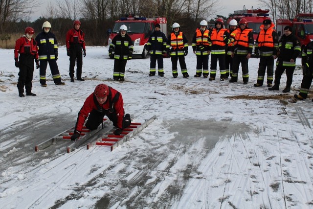 Przykona: Strażackie ćwiczenia na lodzie