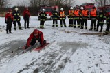 Przykona: Strażackie ćwiczenia na lodzie [ZDJĘCIA]