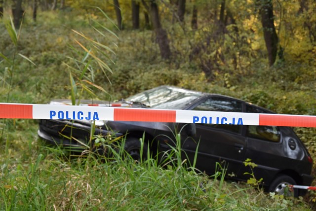 Otoczony policyjną taśmą samochód od kilku dni stoi przy alei Piaskowej w Tarnowie