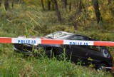 Tarnów. Kto porzucił samochód nad potokiem przy alei Piaskowej w Tarnowie? Policja szuka kierowcy peugeota [ZDJĘCIA]