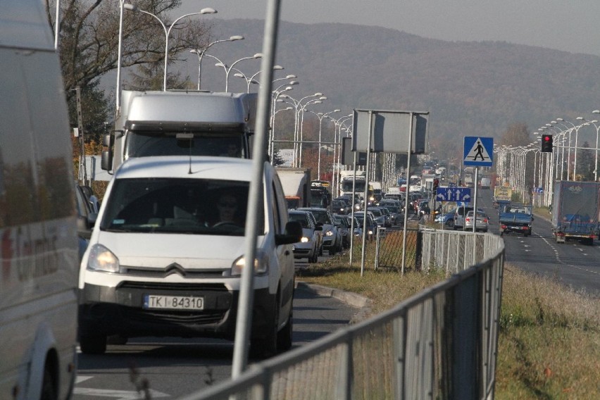 Wypadek na ulicy Krakowskiej w Kielcach. Potrącona rowerzystka i gigantyczne korki 